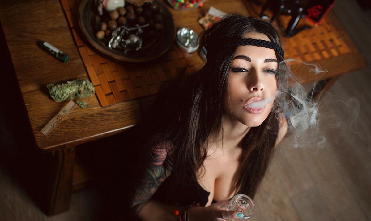 Study Shows That Women Who Smoke Weed Are Smarter Than Those Who Don’t