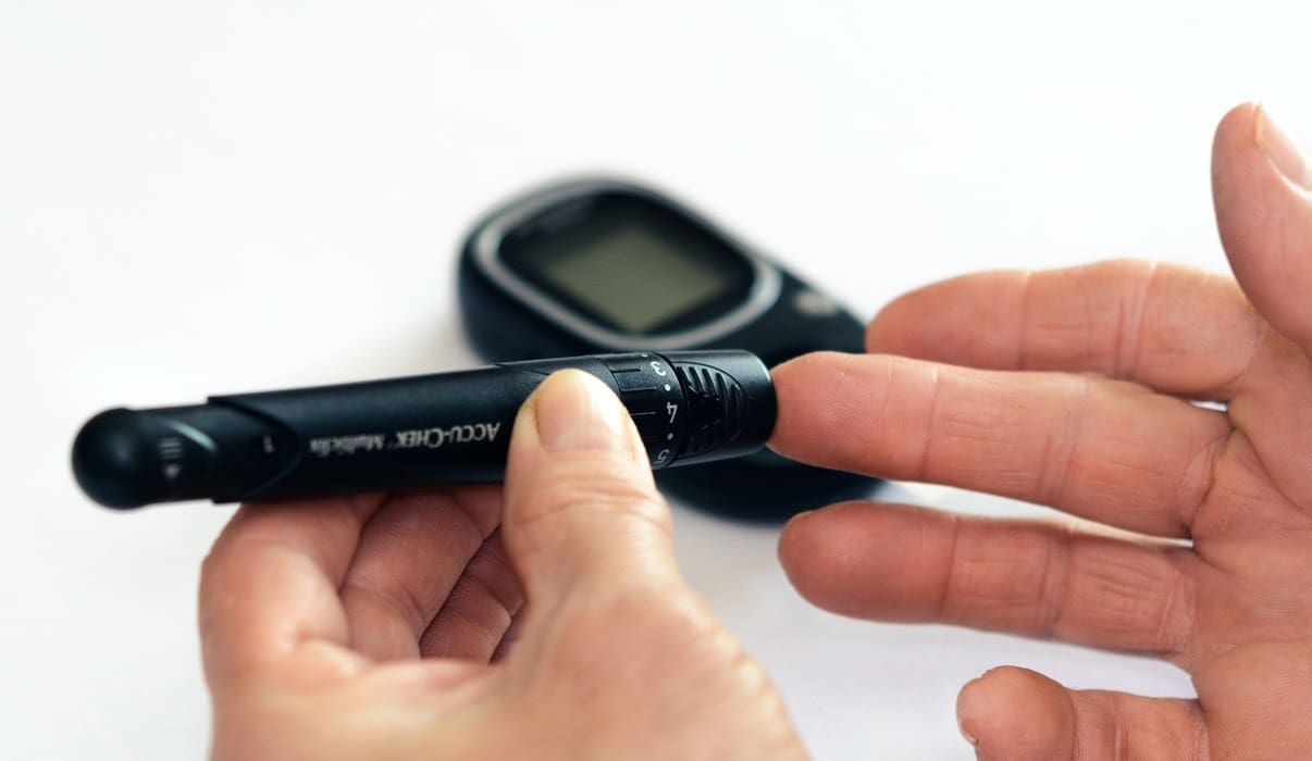 diabetic man measures his blood sugar